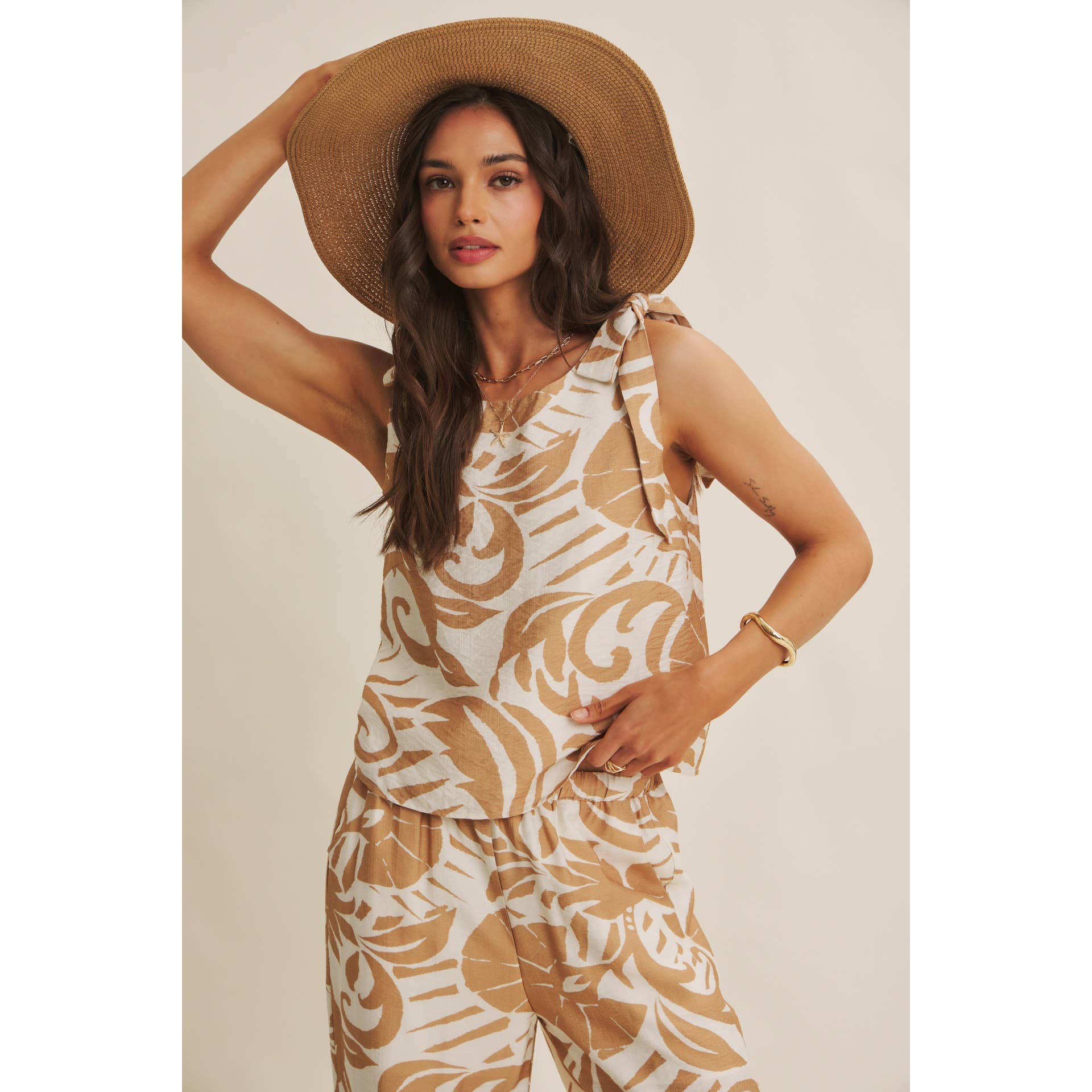 EURO SUMMER ISLAND FOLIAGE CLEAN NECK TOP WITH TIE STRAPS