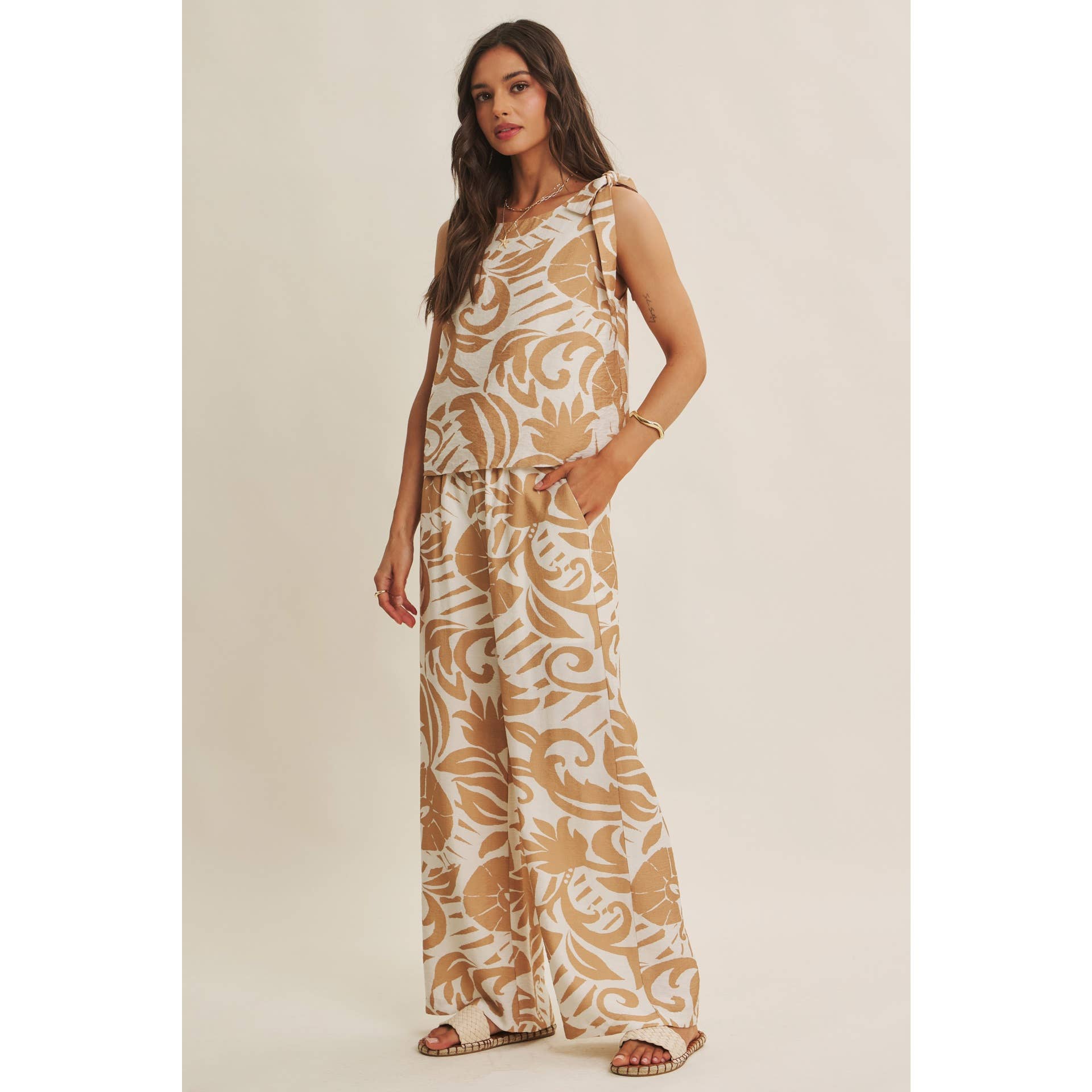 EURO SUMMER ISLAND FOLIAGE CLEAN NECK TOP WITH TIE STRAPS